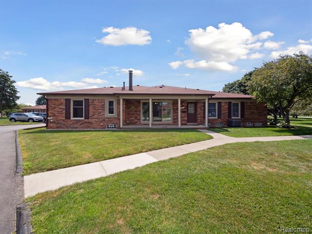 front view picture of 14892 Carver Ct, Utica, MI. 48315
