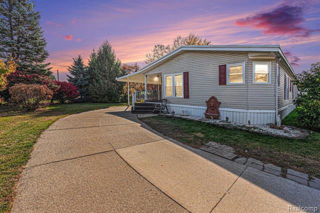 front view picture of 49107 Cranberry Ct, Utica, MI. 48315