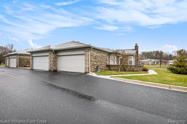 front view picture of 48630 Sutton Bay Ct, Utica, MI. 48315