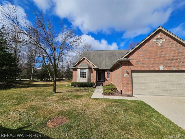 front view picture of 49051 Hidden Woods Ln, Utica, MI. 48317