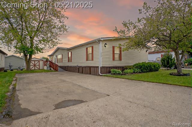 front view picture of 14424 Grenwich Ct, Utica, MI. 48315