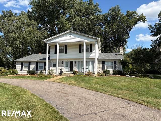 front view picture of 52406 Scotch Pine Ct, Shelby Township, MI. 48316