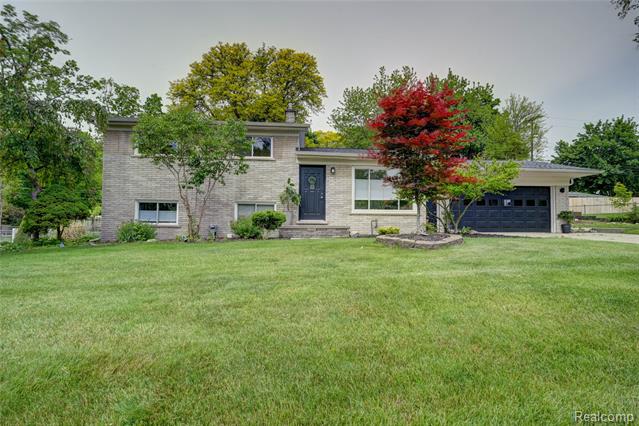 front view picture of 52461 Pappy Ln, Shelby Township, MI. 48316