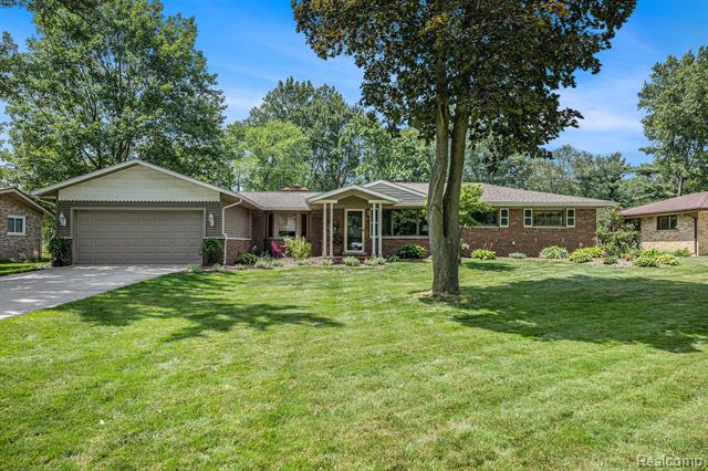 front view picture of 53321 Suzanne, Shelby Township, MI. 48316