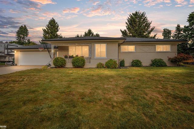 front view picture of 53320 Franklin, Shelby Township, MI. 48316