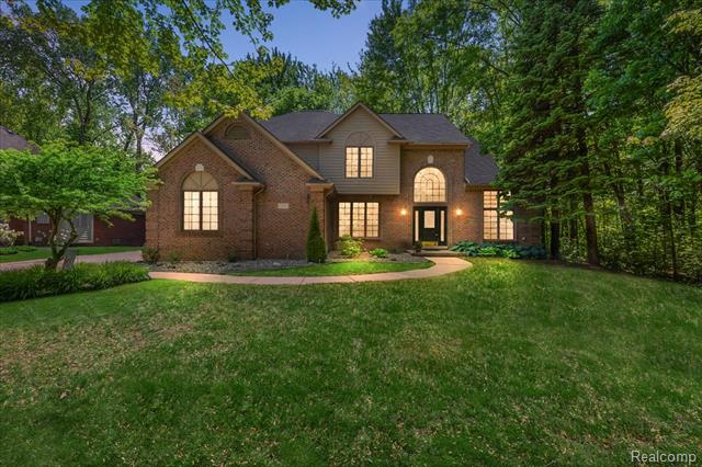 front view picture of 53629 Wayburn Ct, Utica, MI. 48315