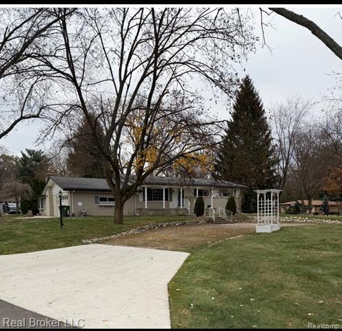 front view picture of 52816 Heatherway, Shelby Township, MI. 48316