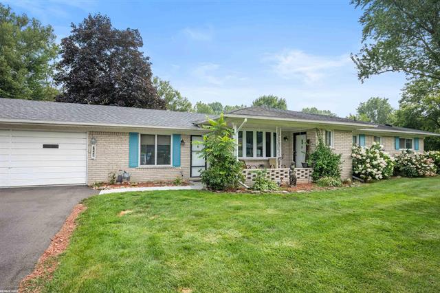 front view picture of 7498 Farr Ct, Shelby Township, MI. 48316