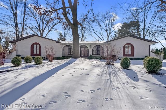 front view picture of 12060 Cherokee Cir, Utica, MI. 48315