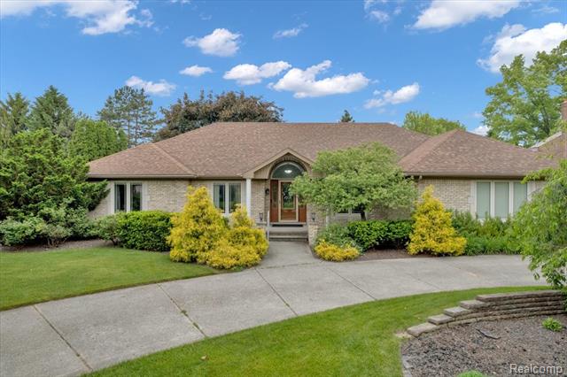 front view picture of 54549 Sherwood Ln, Utica, MI. 48315