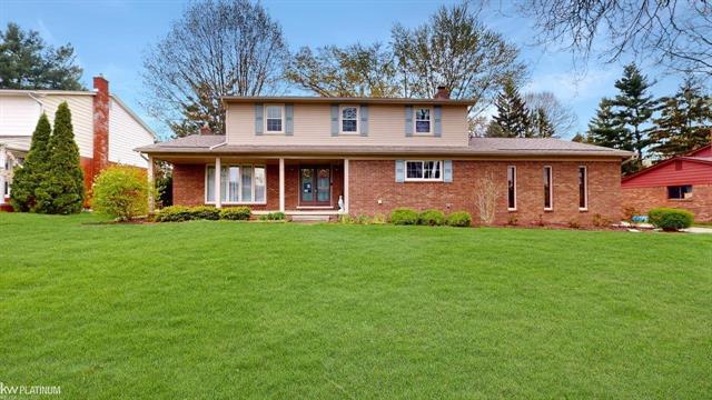 front view picture of 55770 Sandy Ln, Shelby Township, MI. 48316