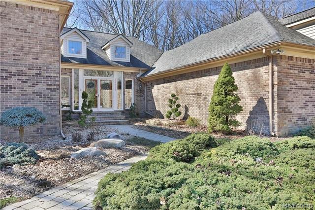 front view picture of 55619 Lordona Ln, Utica, MI. 48315