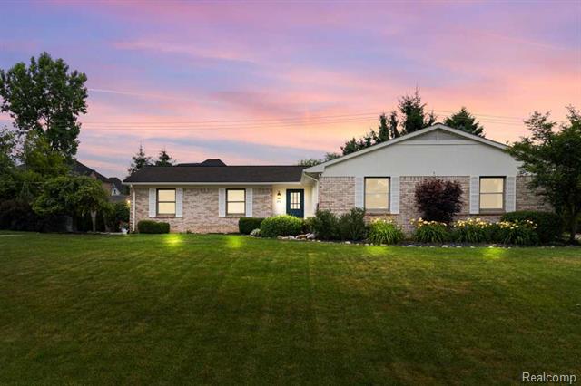 front view picture of 2961 Hartford Ln, Shelby Township, MI. 48316