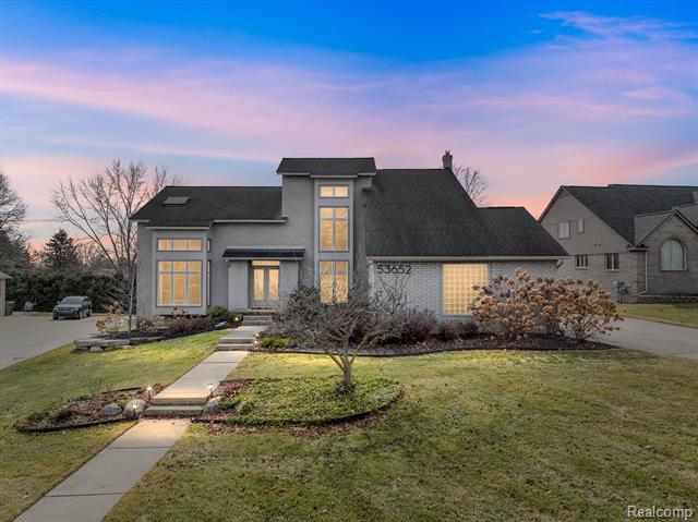 front view picture of 53652 Buckingham Ct, Shelby Township, MI. 48316