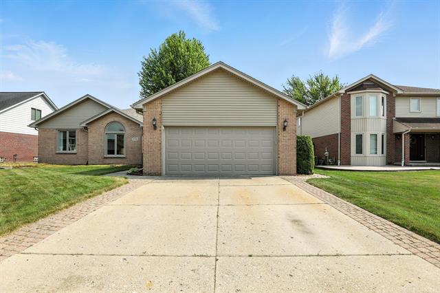 front view picture of 15750 Lamont Dr, Macomb, MI. 48042