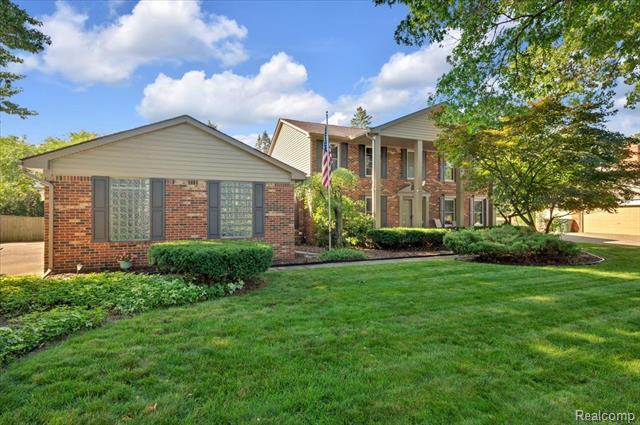front view picture of 11880 Whispering Oak, Utica, MI. 48315