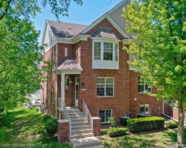 front view picture of 6014 Windemere Ln, Shelby Township, MI. 48316