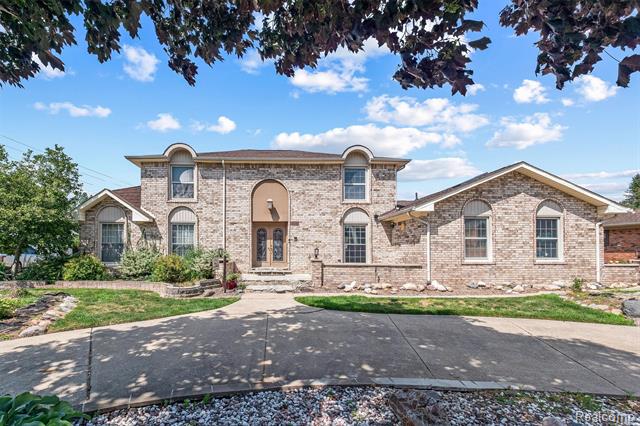 front view picture of 4041 Twin Lakes Ct, Shelby Township, MI. 48316