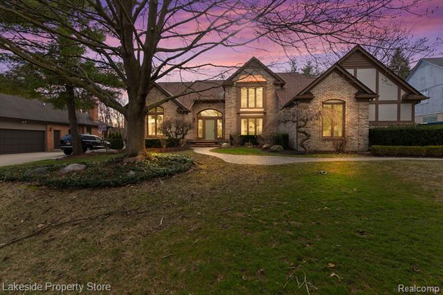 front view picture of 2440 Parkway Ct, Shelby Township, MI. 48316