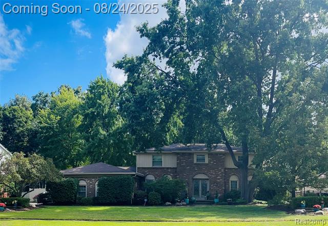 front view picture of 11924 Rain Tree Ct, Utica, MI. 48315