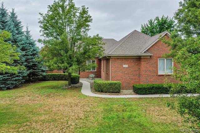 front view picture of 13823 Blue Beech Ln, Utica, MI. 48315