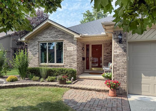 front view picture of 6821 Carriage Creek Dr, Washington, MI. 48094