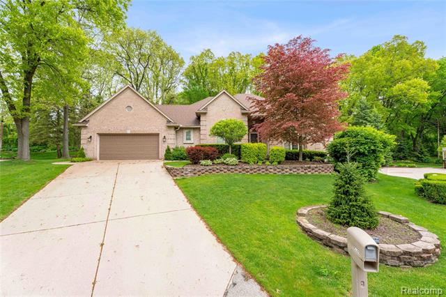 front view picture of 3952 St James Ct, Shelby Township, MI. 48316