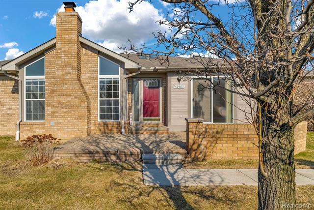 front view picture of 59303 Royal Oak Ct, Washington, MI. 48094