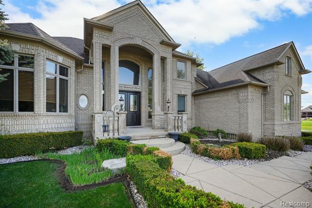 front view picture of 62702 Somerset Blvd, Washington, MI. 48094