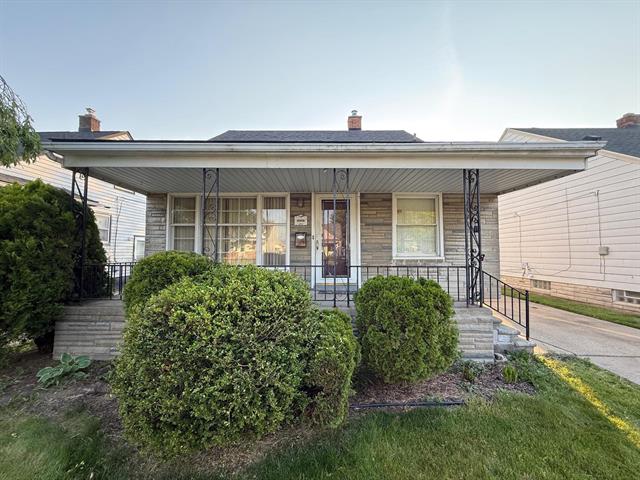 front view picture of 21535 Syracuse, Warren, MI. 48091