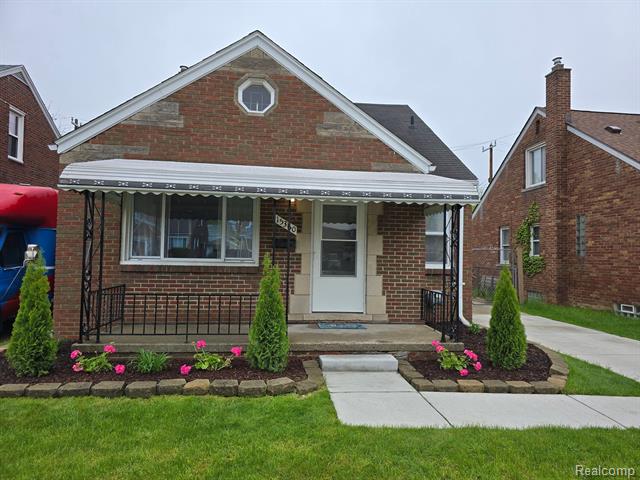front view picture of 15360 Collinson, Eastpointe, MI. 48021