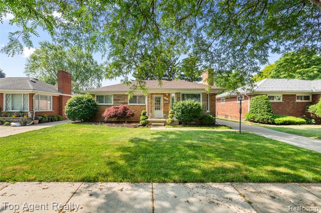 front view picture of 17090 Collinson, Eastpointe, MI. 48021