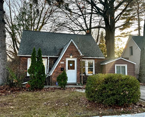 front view picture of 21612 Harper Ave, Saint Clair Shores, MI. 48080