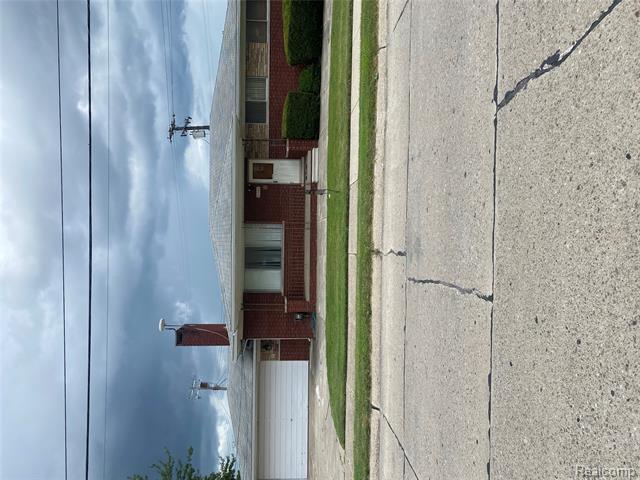 front view picture of 21700 Wilmot, Eastpointe, MI. 48021