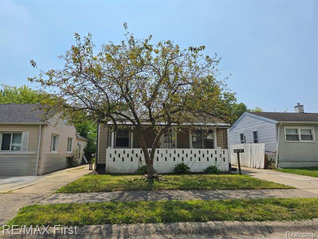 front view picture of 11084 Cadillac, Warren, MI. 48089