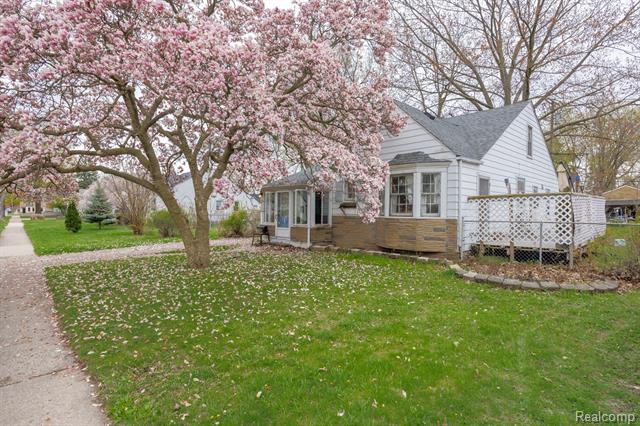 front view picture of 20628 Alger, Saint Clair Shores, MI. 48080