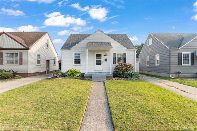 front view picture of 19704 Rosedale, Saint Clair Shores, MI. 48080