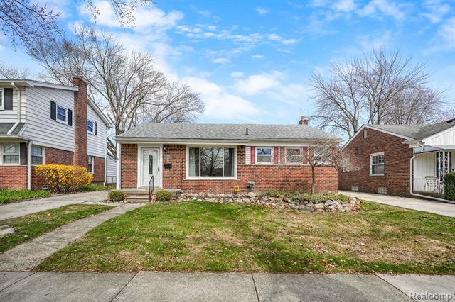 front view picture of 22641 Edgewood, Saint Clair Shores, MI. 48080