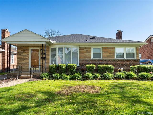 front view picture of 22615 Edgewood, Saint Clair Shores, MI. 48080