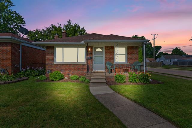 front view picture of 22151 Oakwood, Eastpointe, MI. 48021