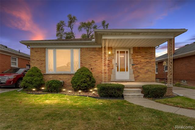 front view picture of 18258 Empire, Eastpointe, MI. 48021