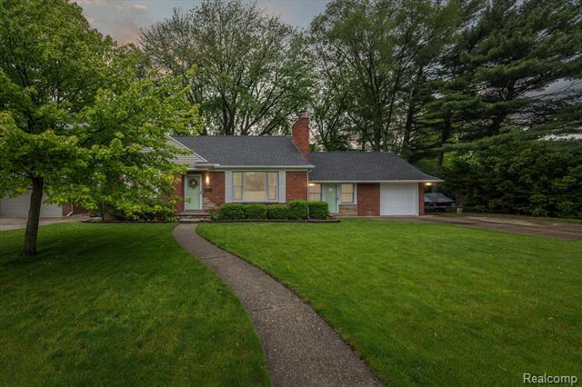 front view picture of 21925 Edgewood, Saint Clair Shores, MI. 48080