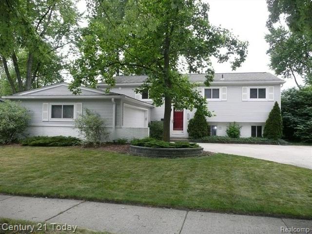 front view picture of 21009 Robinwood St, Farmington, MI. 48336