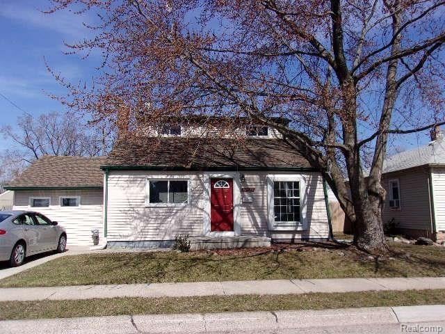 front view picture of 22431 Glen Ct, Saint Clair Shores, MI. 48080
