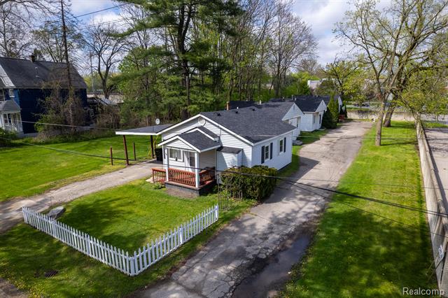front view picture of 28532 Grayling Ave, Farmington, MI. 48336