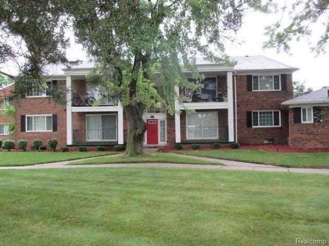 front view picture of 25307 Shiawassee Cir, Southfield, MI. 48033