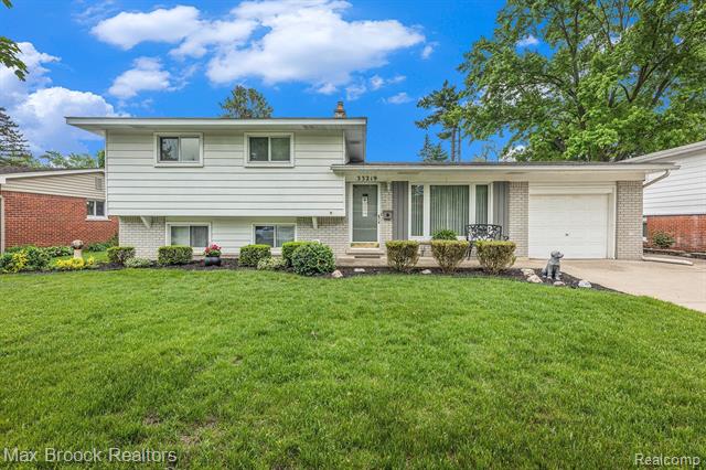front view picture of 33219 Flanders St, Farmington, MI. 48336