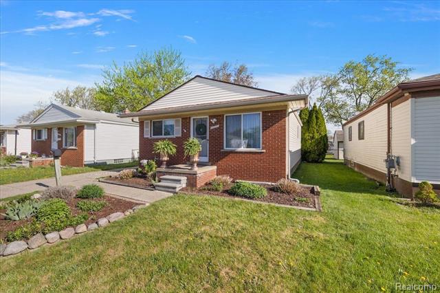 front view picture of 11323 Jewett, Warren, MI. 48089