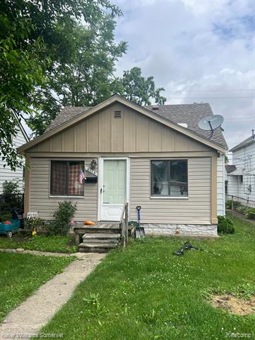 front view picture of 8119 Essex, Warren, MI. 48089