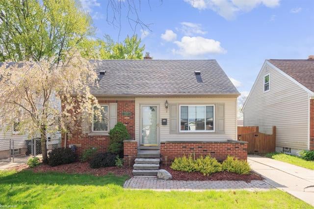 front view picture of 23118 Harmon, Saint Clair Shores, MI. 48080